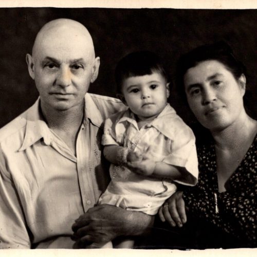 aunt Manya ( d. Mara's sister), son Samson, husband Aaron - Tashkent_0010_b